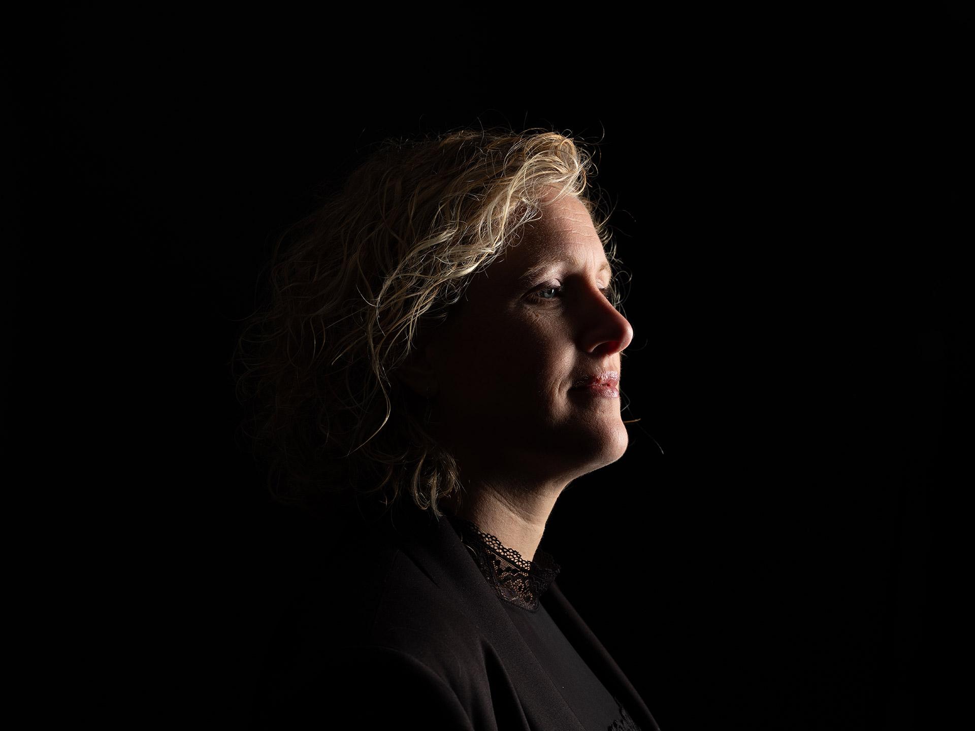 Portrait d'Emilie Keirsebilck de profil sur fond noir, illustrant la préparation mentale et la gestion du doute.